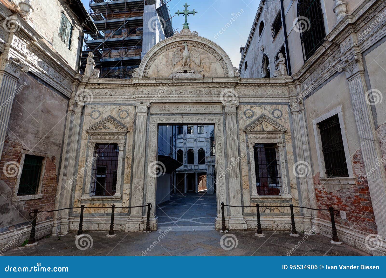 Scuola Stor di San Giovanni Evangelista, Venedig, Italien. Fyrkant med ingångsporten av Scuolaen Stor di San Giovanni Evangelista eller skola av John evangelisten, San poloområde, Venedig, Venezia, Italia, Italien