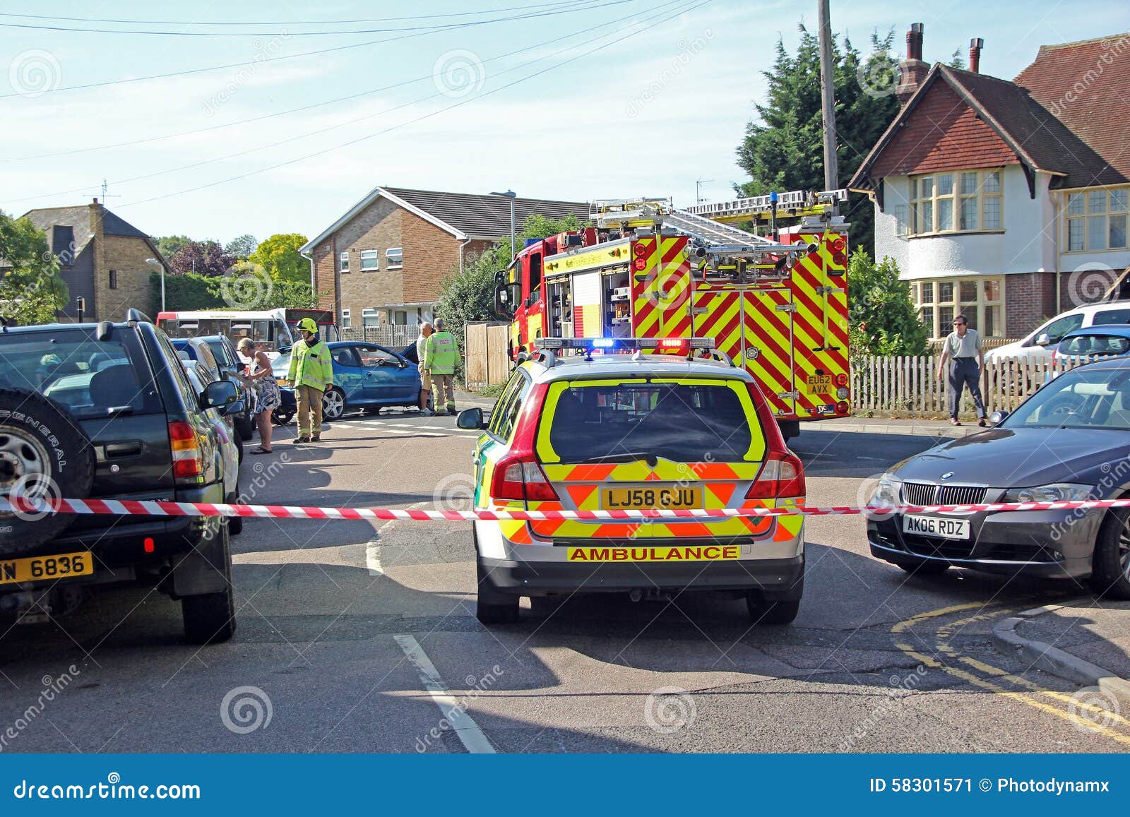 Scène d'accident de voiture de secours. Photo d'une scène d'accident de voiture avec des véhicules de services des urgences s'occupant dans Kent whitstable le 22 août 2015 idéal pris par photo pour le trafic, les accidents, les services des urgences etc.