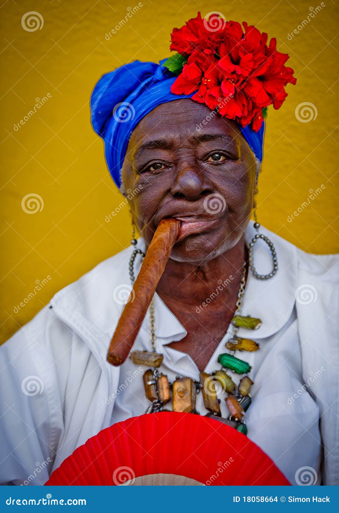 Чернокожая бабушка. Кубинка с сигарой. Кубинская женщина с сигарой. Кубинская бабка с сигарой. Африканка с сигарой.