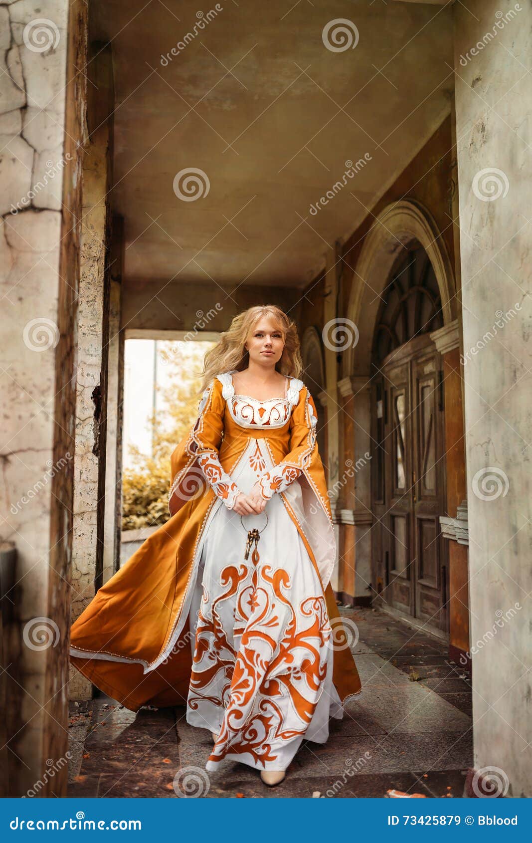 Señora en traje medieval imagen de archivo. Imagen de actitud - 73425879