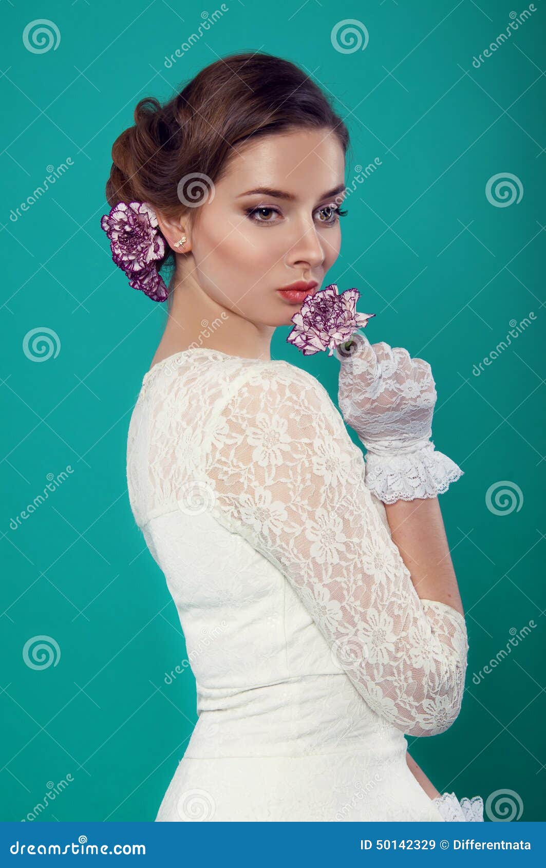 Señora Hermosa En El Vestido Blanco En De La Turquesa Imagen de archivo - Imagen de maquillaje: 50142329