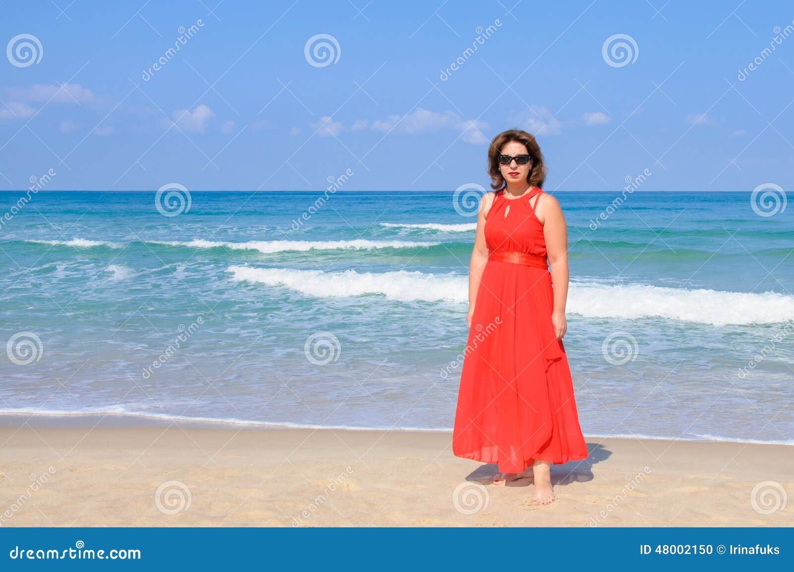 Señora Hermosa En Vestido Rojo Elegante En La Playa, Con El Mar Y El Azul  Foto de archivo - Imagen de morena, manera: 48002150