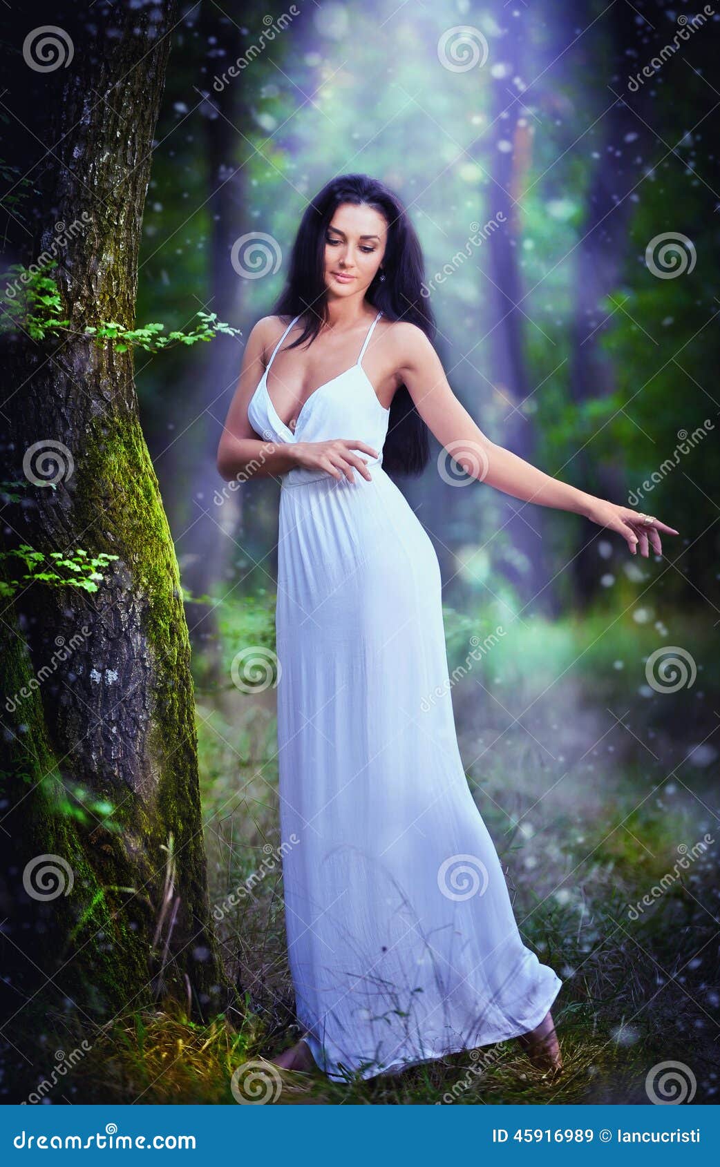 Señora Joven Preciosa Que Lleva Un Vestido Blanco Largo Elegante