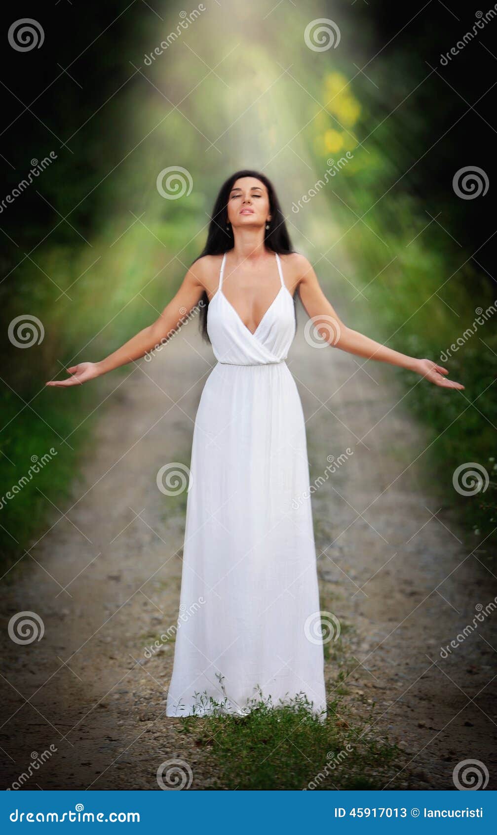 Señora Joven Preciosa Que Lleva Un Vestido Blanco Largo Elegante Que  Disfruta De Los Haces De La Luz Celestial En Su Cara En Bosq Imagen de  archivo - Imagen de magia, pelo