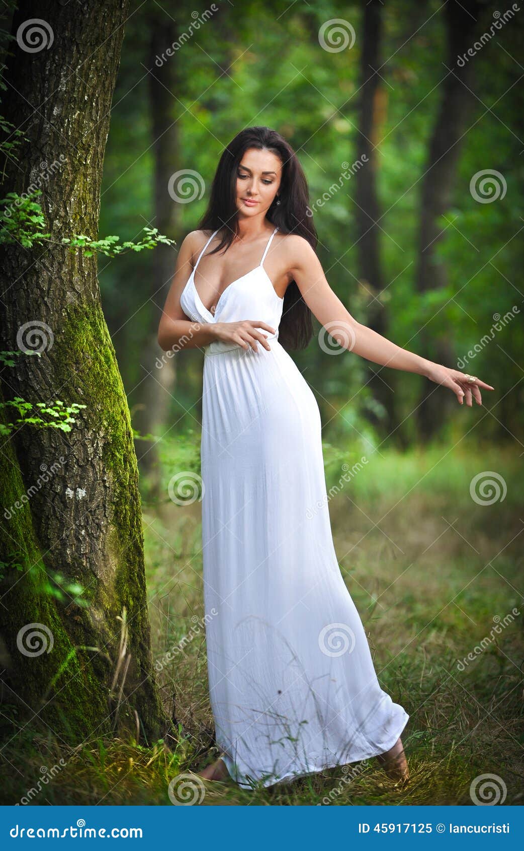 Señora Joven Preciosa Que Lleva Un Vestido Blanco Largo Elegante