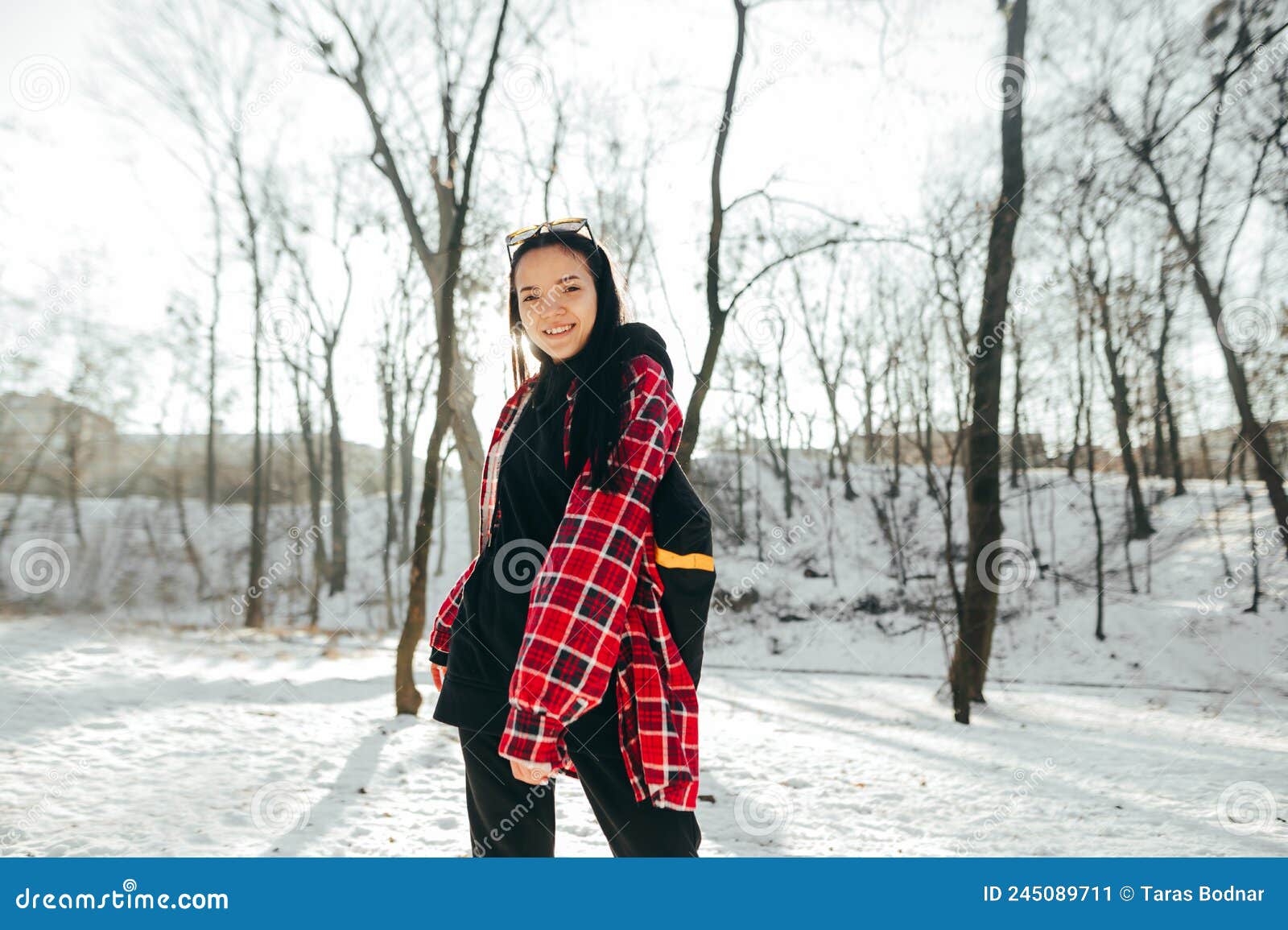 Mujer en ropa de invierno en el parque cubierto de nieve