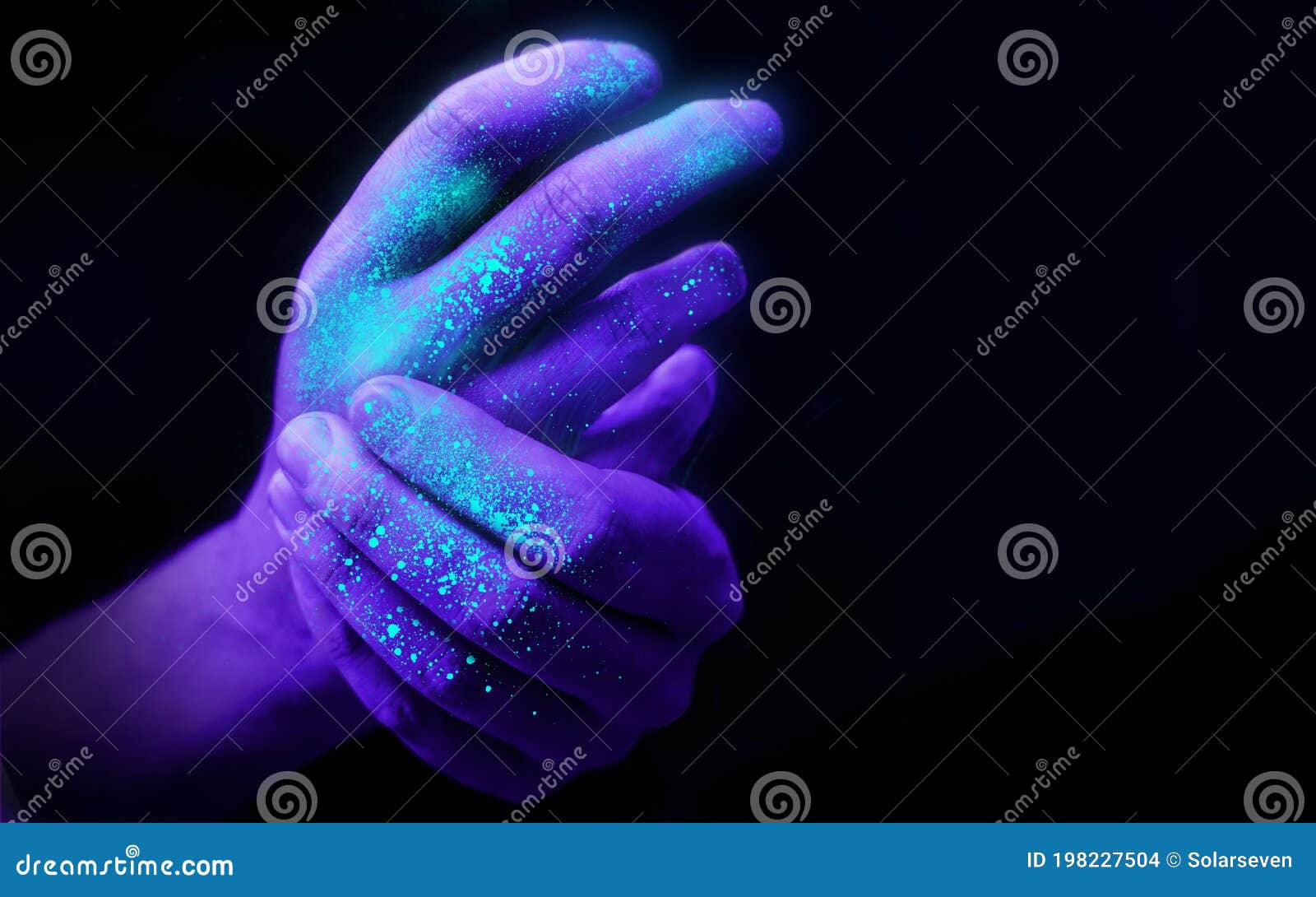 Se Laver Les Mains Dans La Lumière UV Photo stock - Image du