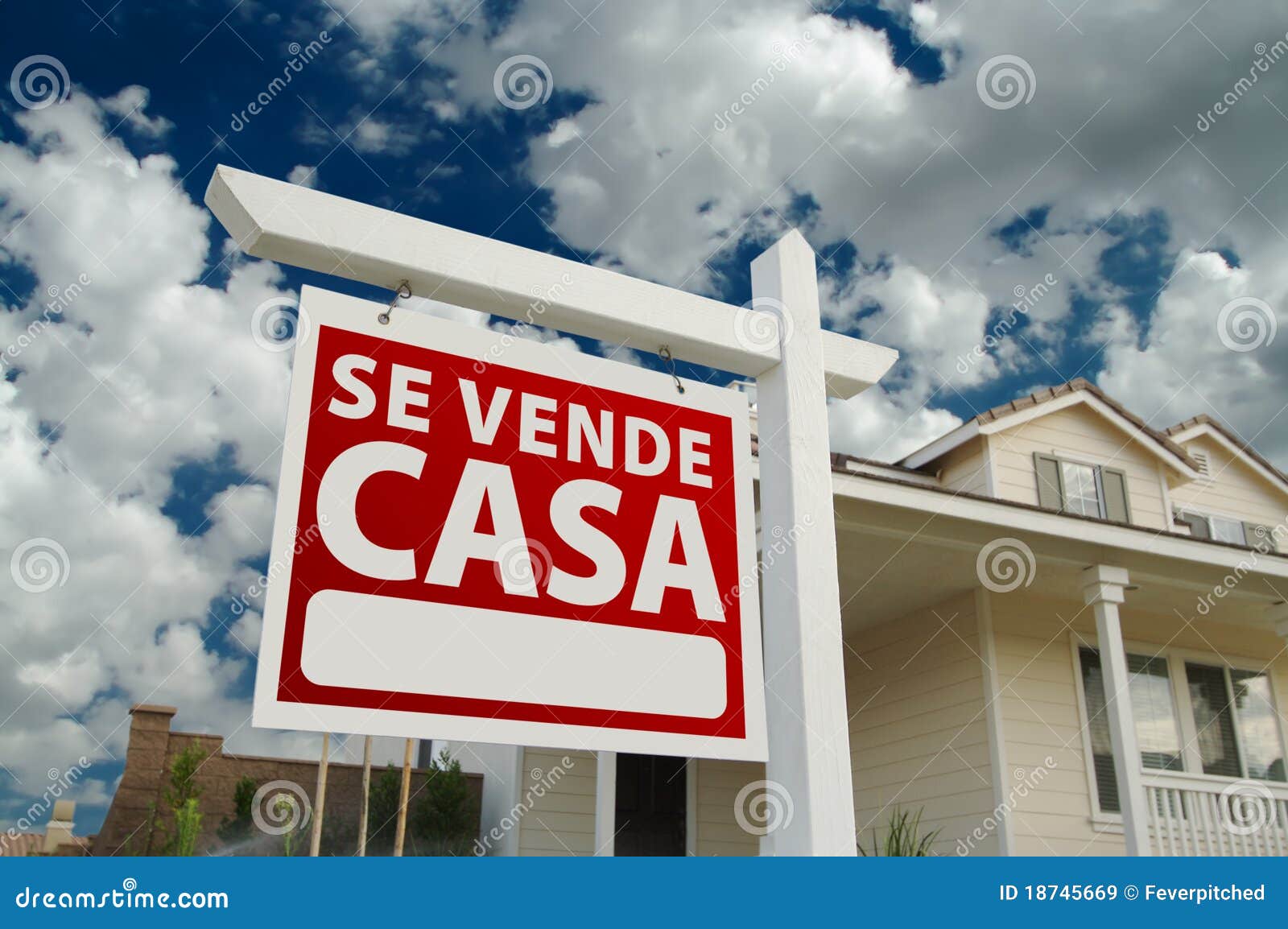 se vende casa spanish real estate sign and house