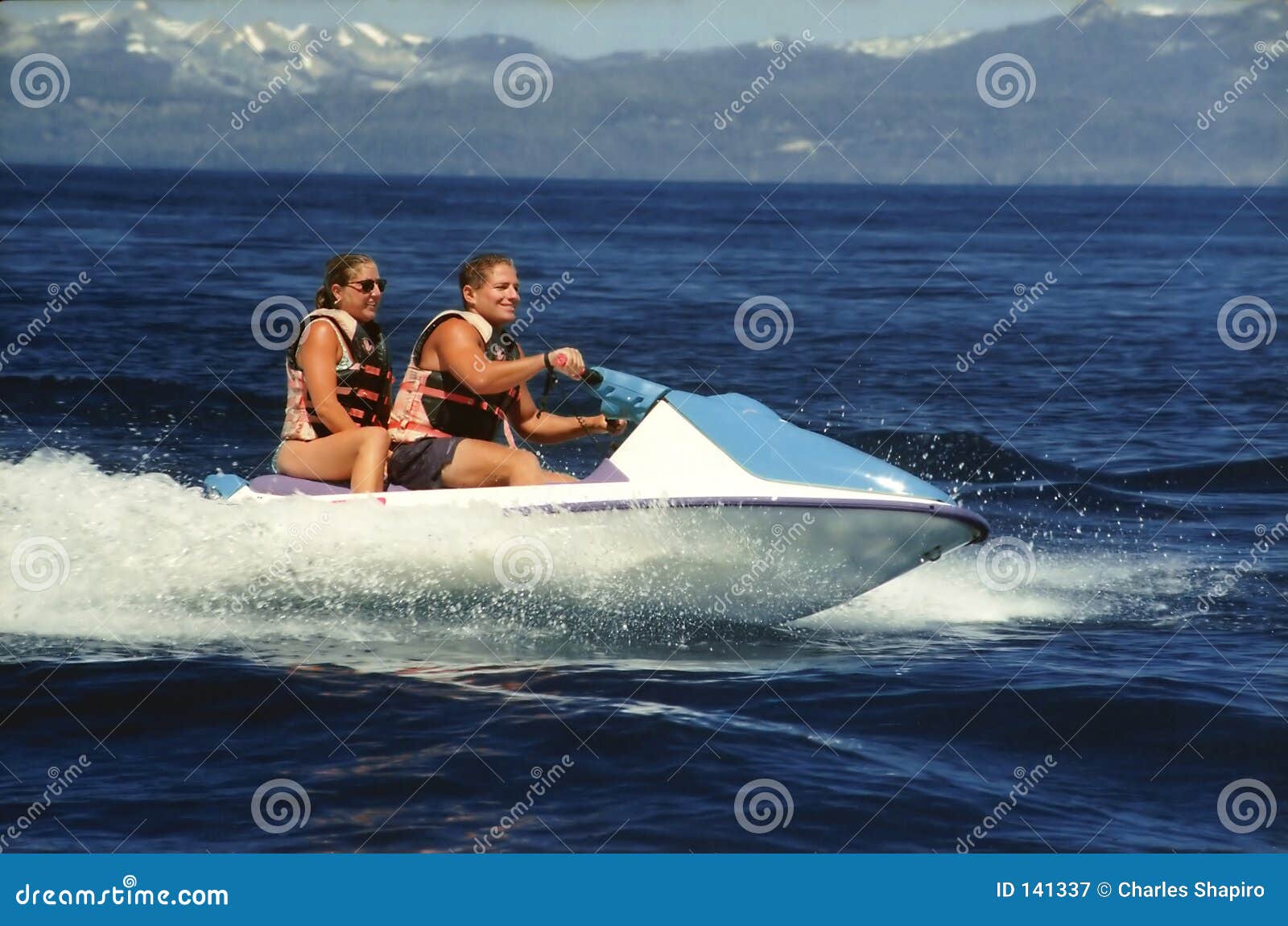 Bici del agua de Seadoo con dos jinetes