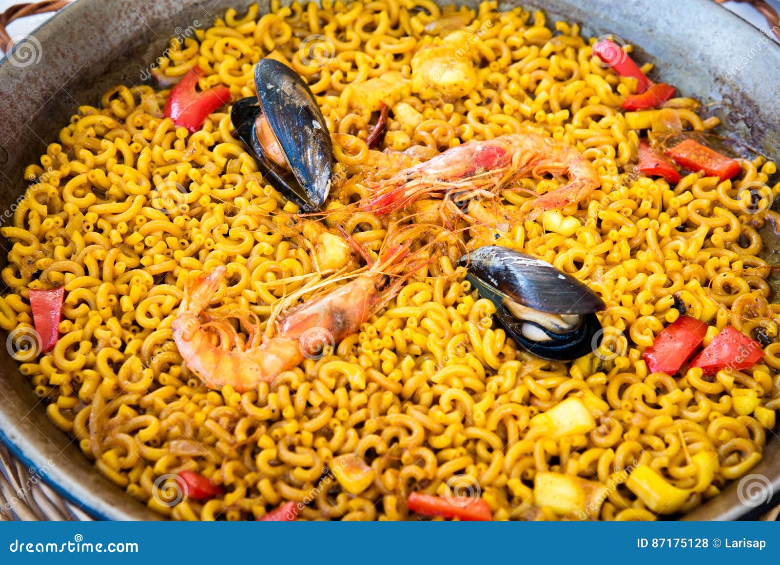 Fideuá, the Seafood Pasta Paella traditional recipe