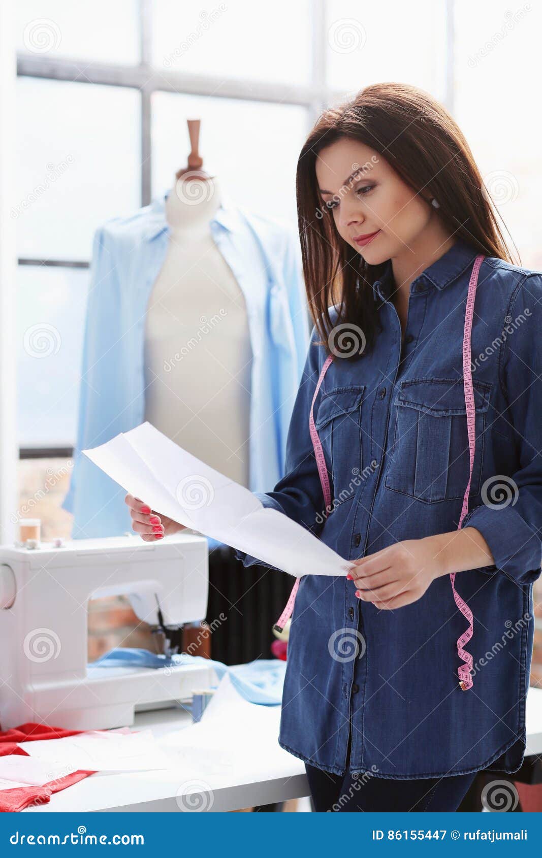 Seamstress image stock. Image du textile, matériau, chemise 86155447
