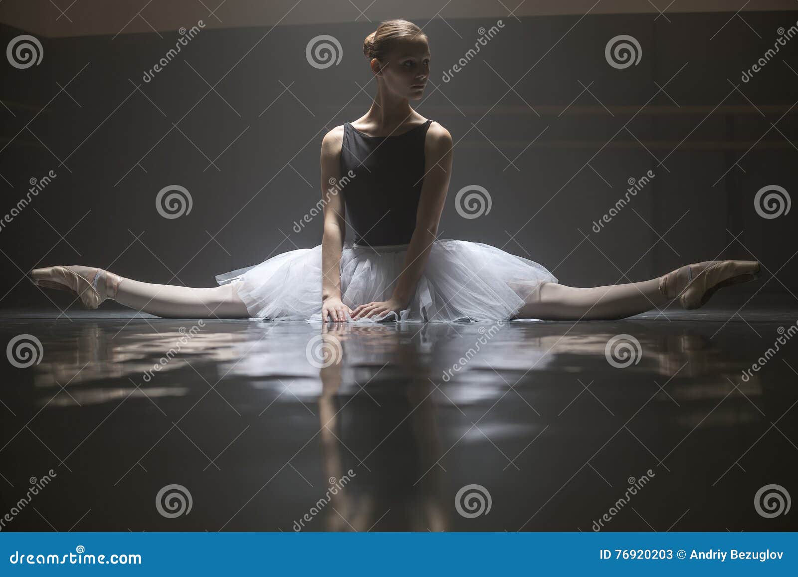 Seated Ballerina in the Class - Image of ballerina, classical: 76920203