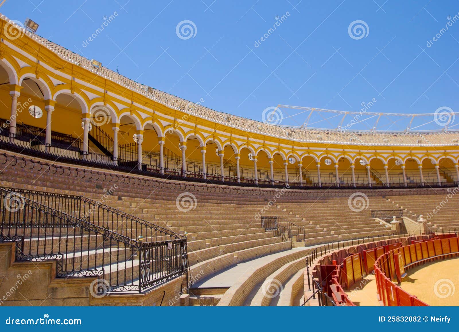 Grad - Page 10 Seats-bullfight-arena-sevilla-spain-25832082