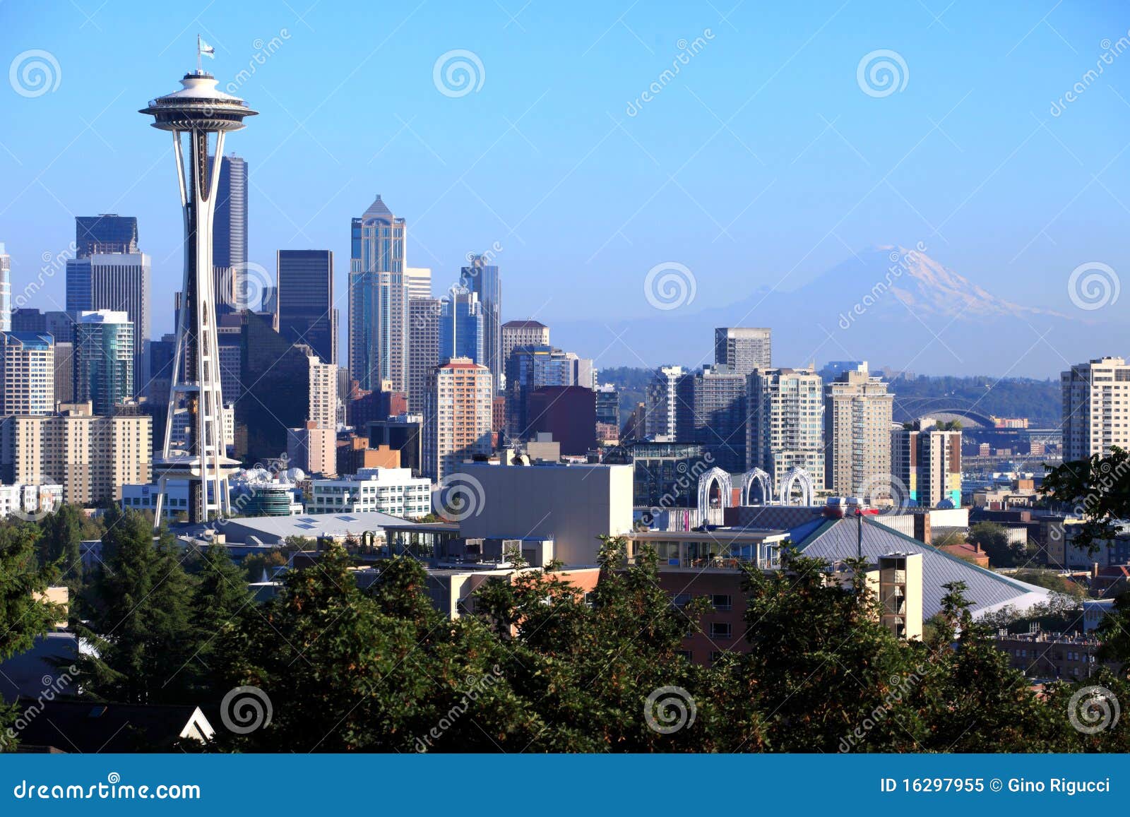 Seattle-Skyline u. Mt. regnerischer, Staat Washington. Die Seattle-Skyline mit der Montierung regnerischer im Hintergrund vor Sonnenuntergang.