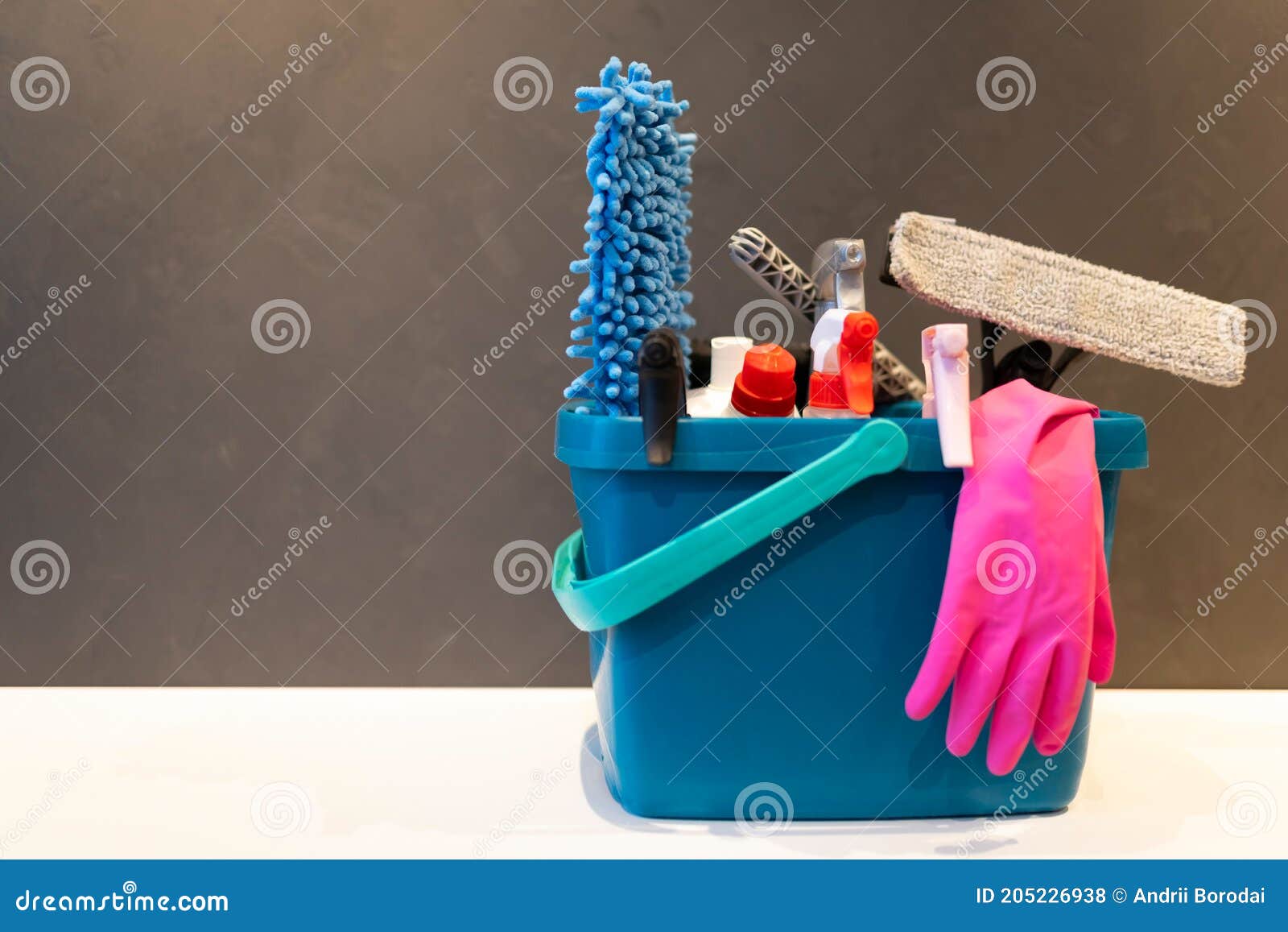 Seau De Nettoyage Professionnel Avec Des Accessoires. Concept De Produits  D'entretien. Photo stock - Image du liquide, ménage: 205226938