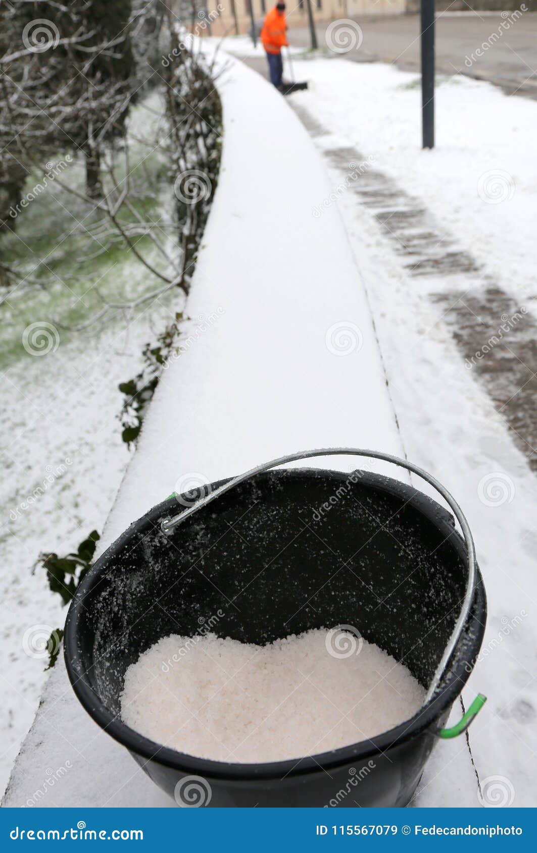 Seau De Sel Employé Pour Fondre La Glace Et La Neige Du Trottoir Image  stock - Image du neige, gens: 115567079