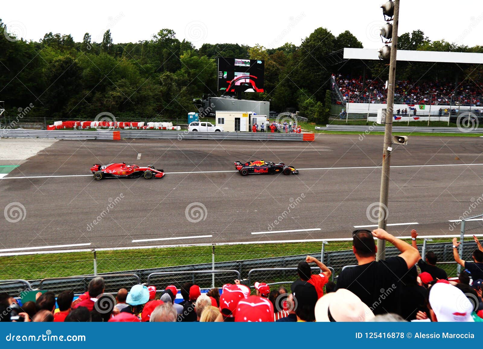 Sebastian Vettel Ataca Daniel Ricciardo Em Monza F1 Prix Grande 2018 ...