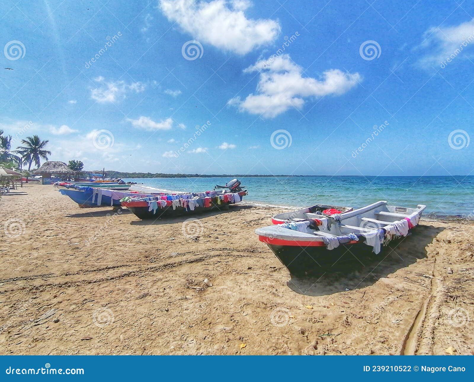 Secado De Ropa Al Aire Libre En Barcos En La Playa De Rincon Del