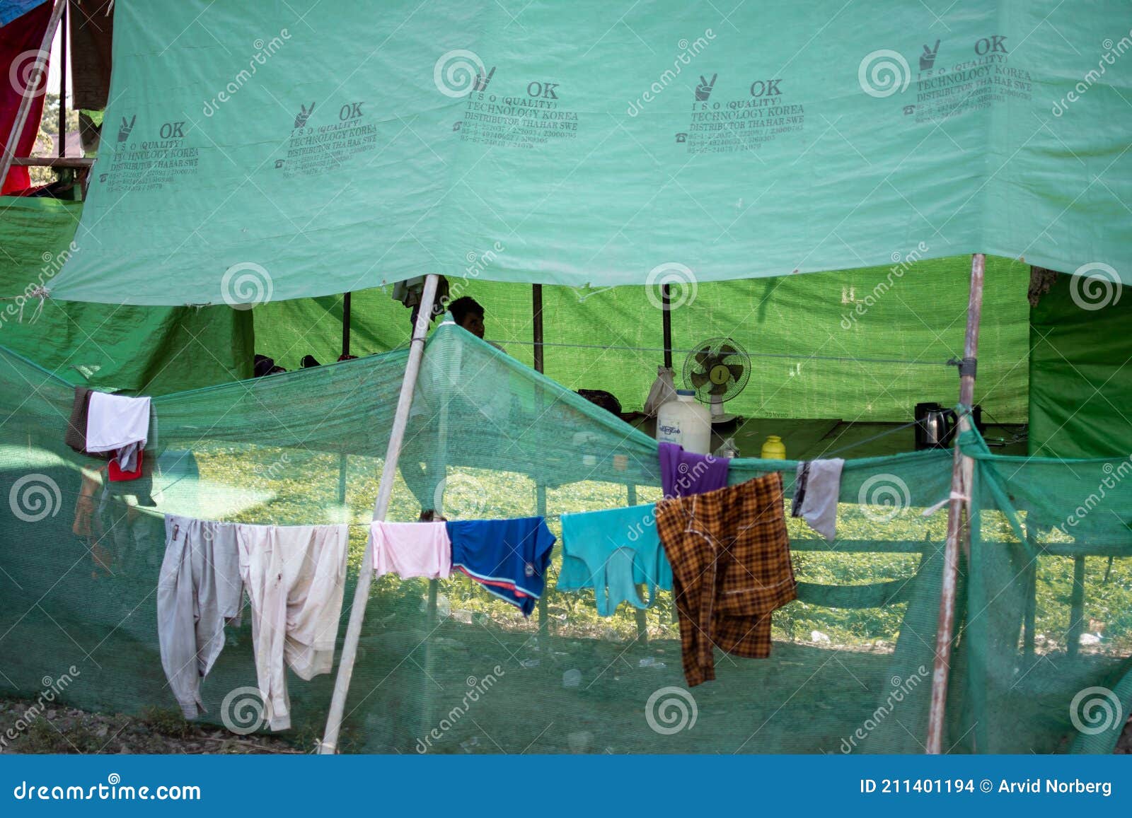 Secado De Ropa Por Un Refugio De Lona Verde En Myanmar Imagen de archivo editorial - Imagen de ropas, 211401194