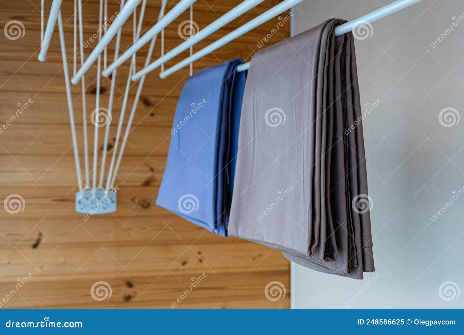 Secadora De Ropa Pegada Al Techo Con Ropa Colgada Imagen de archivo