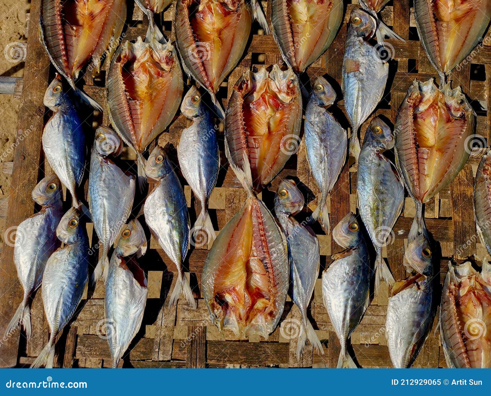 Peixe seco ao sol, peixe salgado para cerveja. peixe salgado ou stockfish