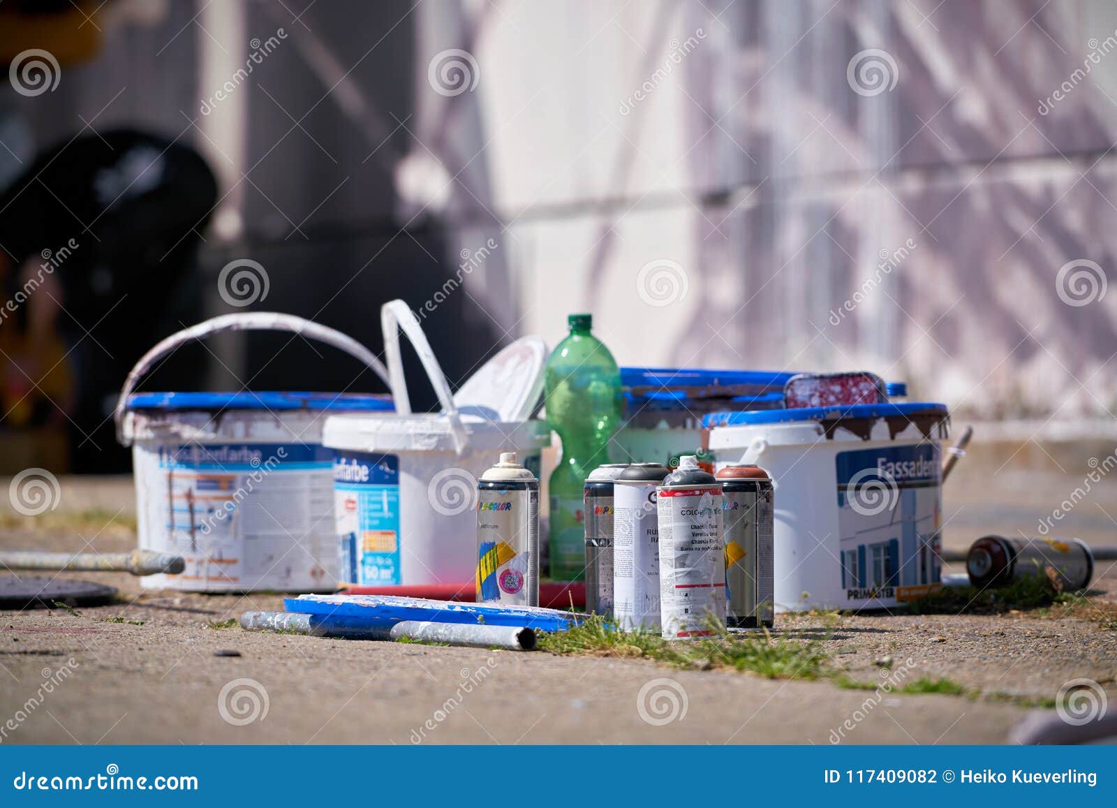 Secchi Della Pittura E Latte Di Spruzzo Vuoti Sul Terreno Dell'arena  Dell'aerosol a Magdeburgo Fotografia Editoriale - Immagine di artista,  illustrazione: 117409082