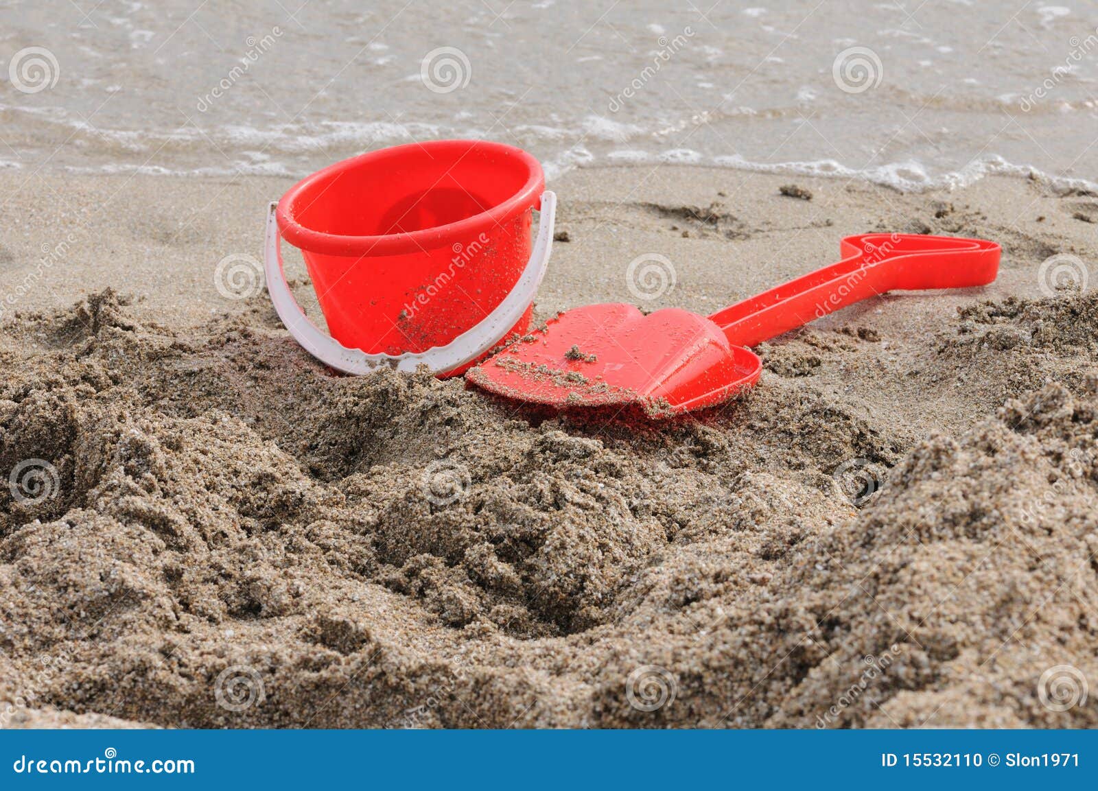 La Spiaggia Dei Bambini Gioca - Il Secchio, La Vanga E La Pala Sulla Sabbia Un Giorno Soleggiato 35838388 - Foto 2