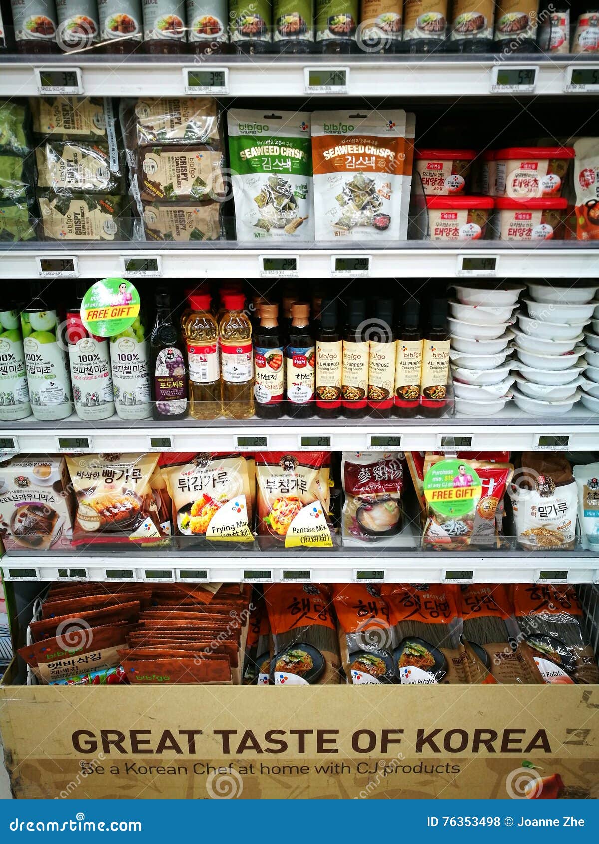 Sección Coreana De La Comida En Supermercado Gastrónomo Foto de archivo editorial Imagen de