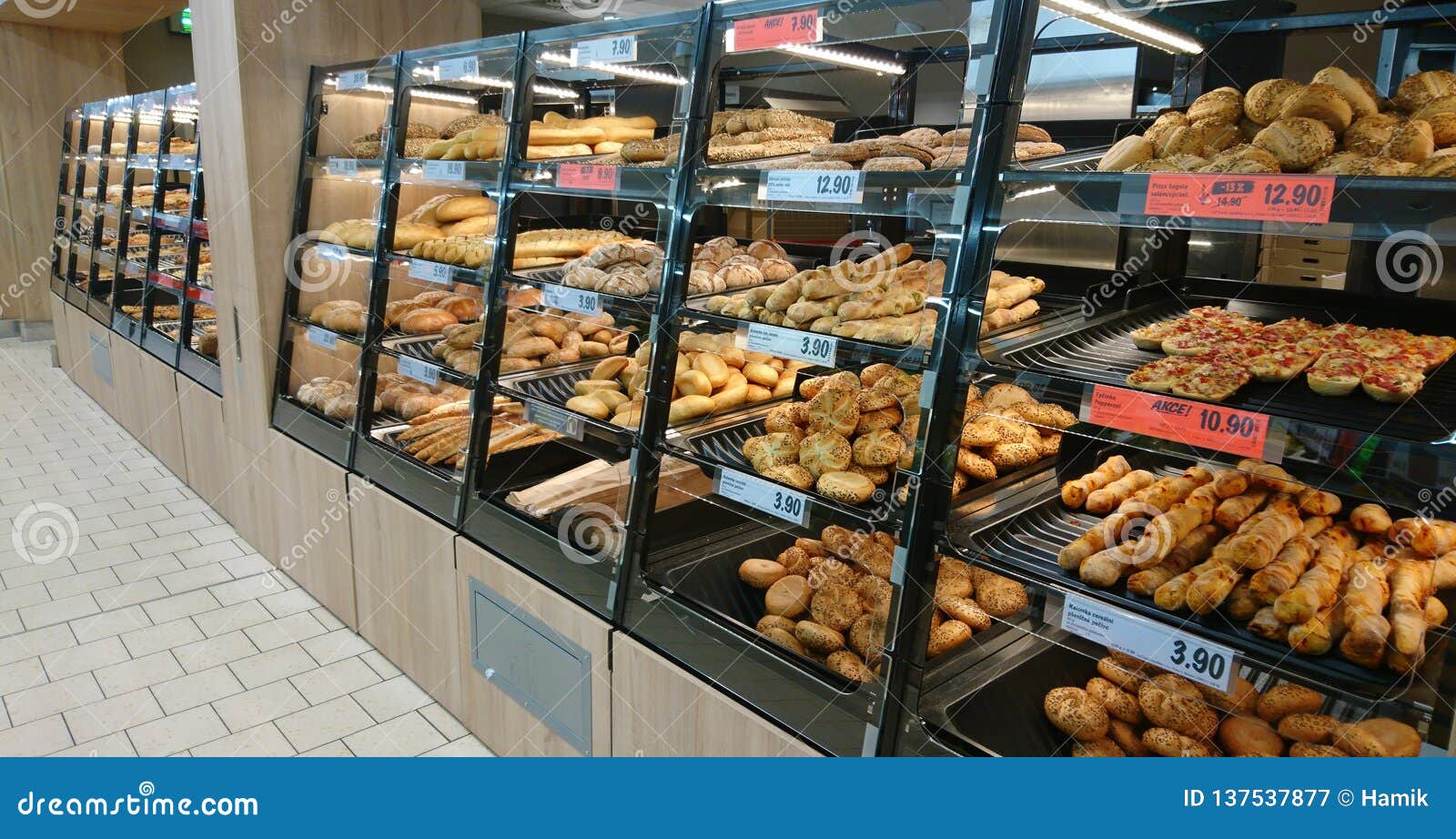 Sección De La Panadería En Supermercado De LIDL Fotografía editorial