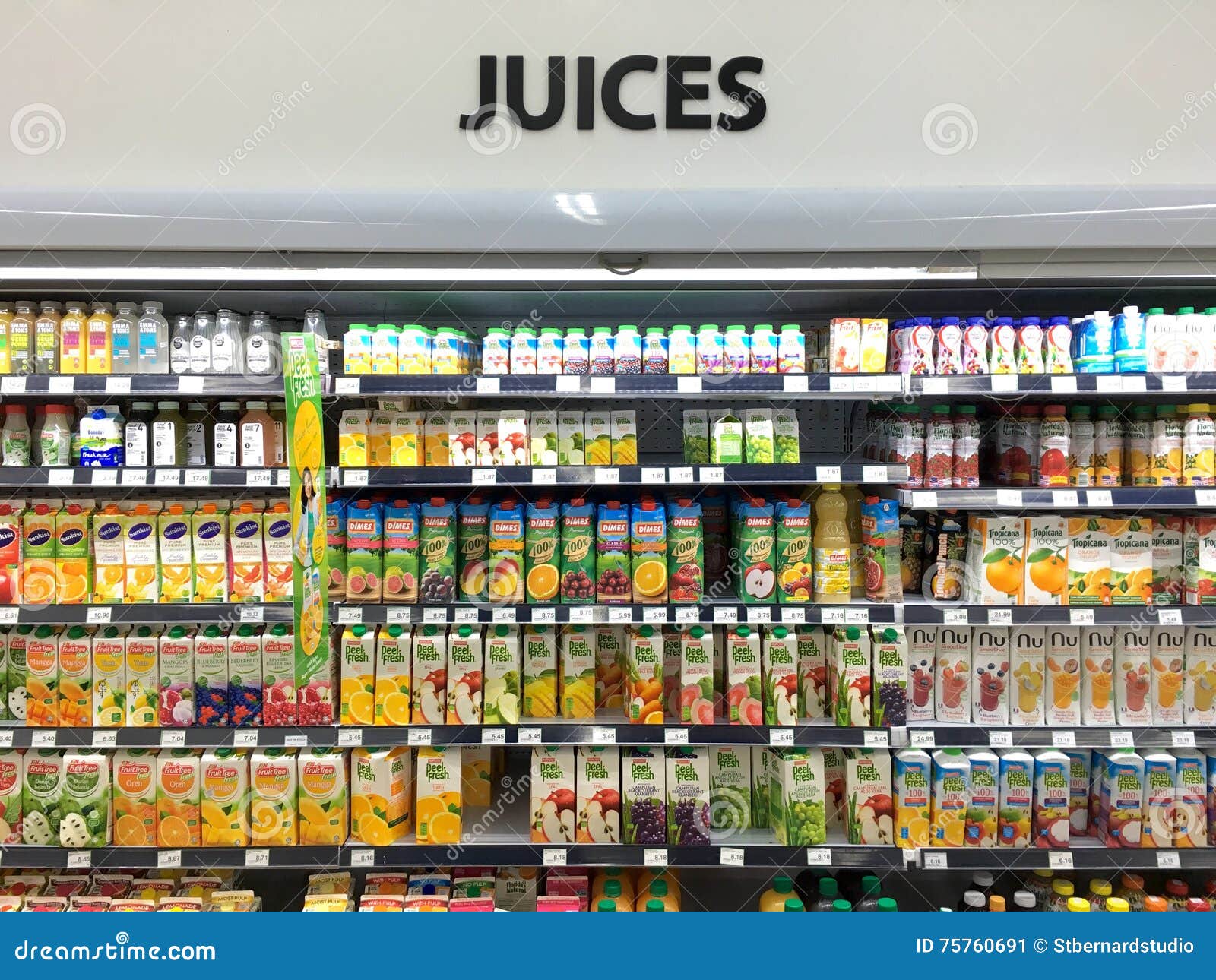 Sección Del Jugo En Supermercado Foto editorial Imagen de concentrado