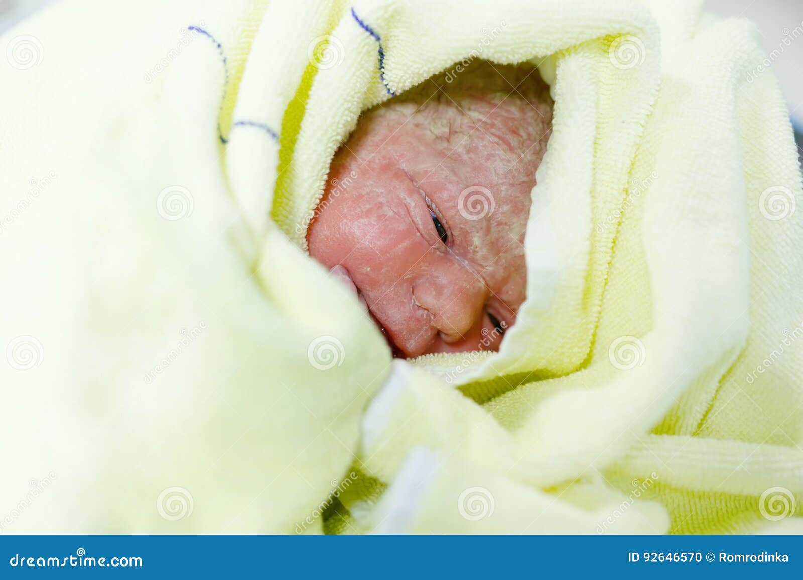 Secondes Et Minutes Nouveau-nées D'enfant De Bébé Après La Naissance  Enveloppée En Serviette Photo stock - Image du chéri, naissance: 92646570