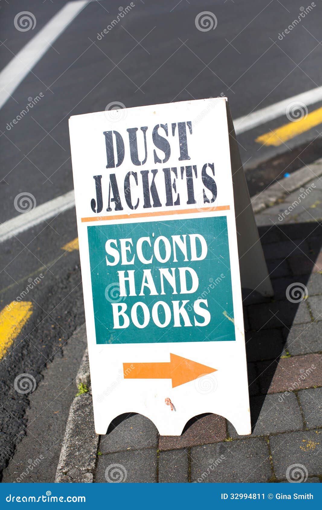 secondhand book sign.
