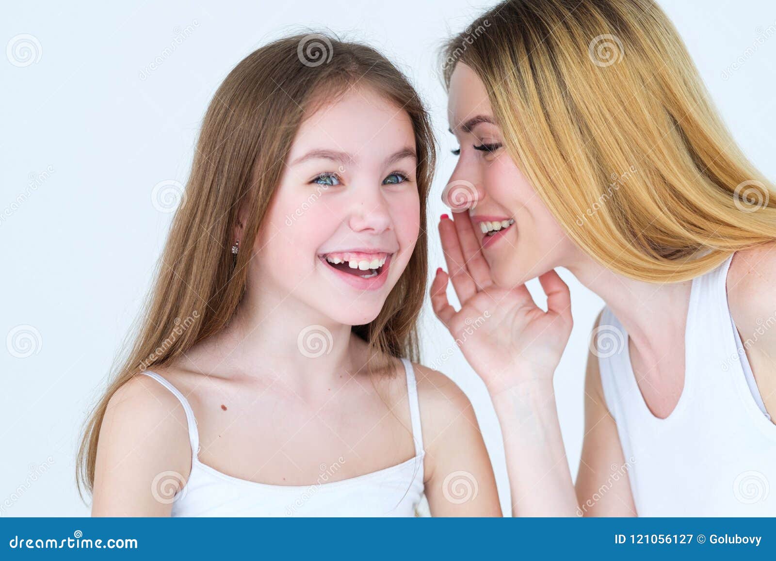 Сестру врот. Обмен мамами. Доверие дочь шепчет на ухо маме. Mother Whispering to daughter.