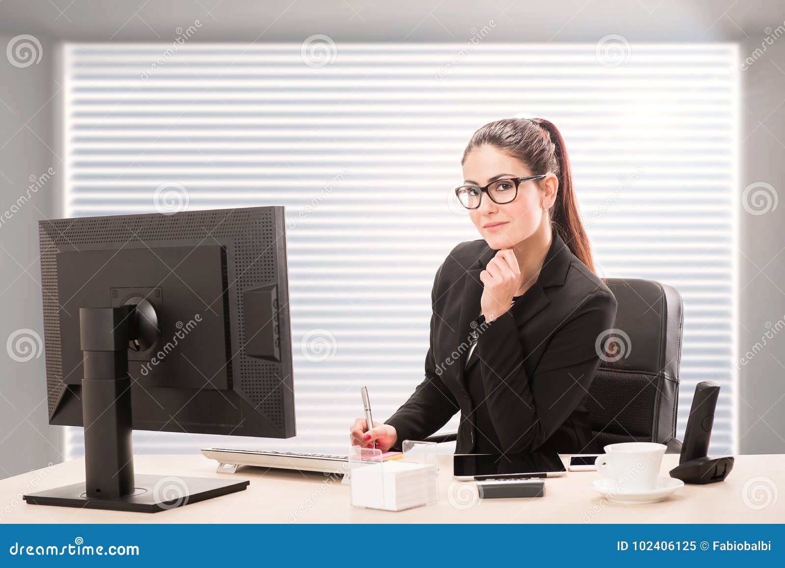 Secretaria Que Se Sienta En Su Escritorio Imagen de archivo