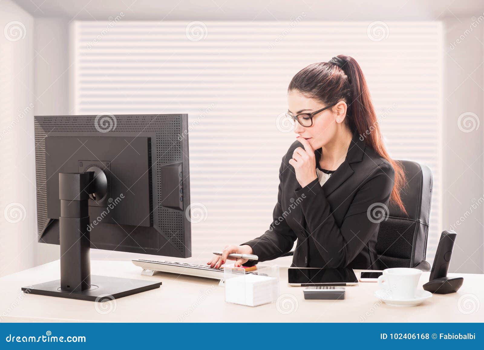 Secretaria Que Se Sienta En Su Escritorio Foto de archivo - Imagen de  muchacha, mirando: 102406168