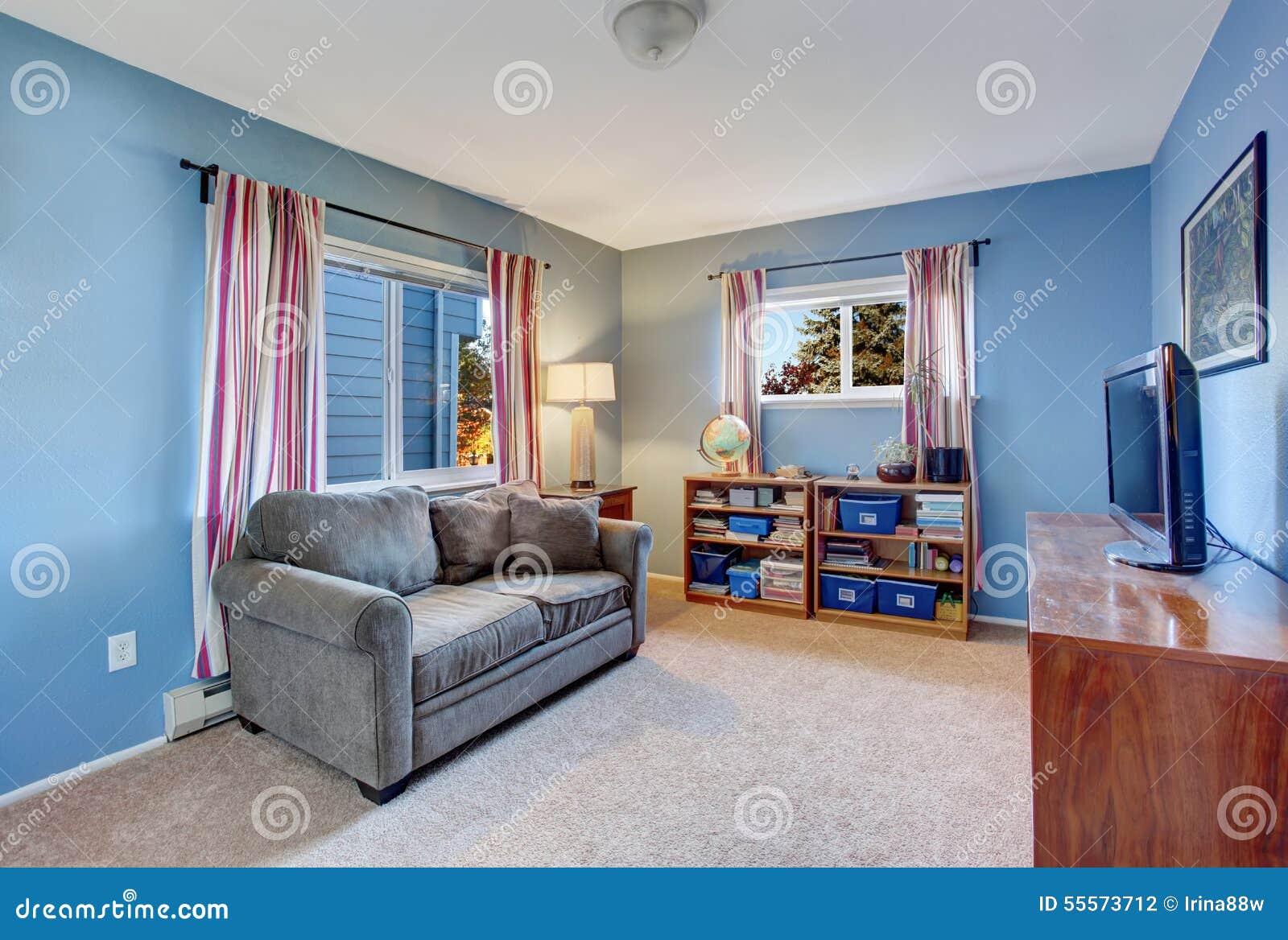 Woonkamer met bank en blauwe muur stock foto's– 104 woonkamer met ...