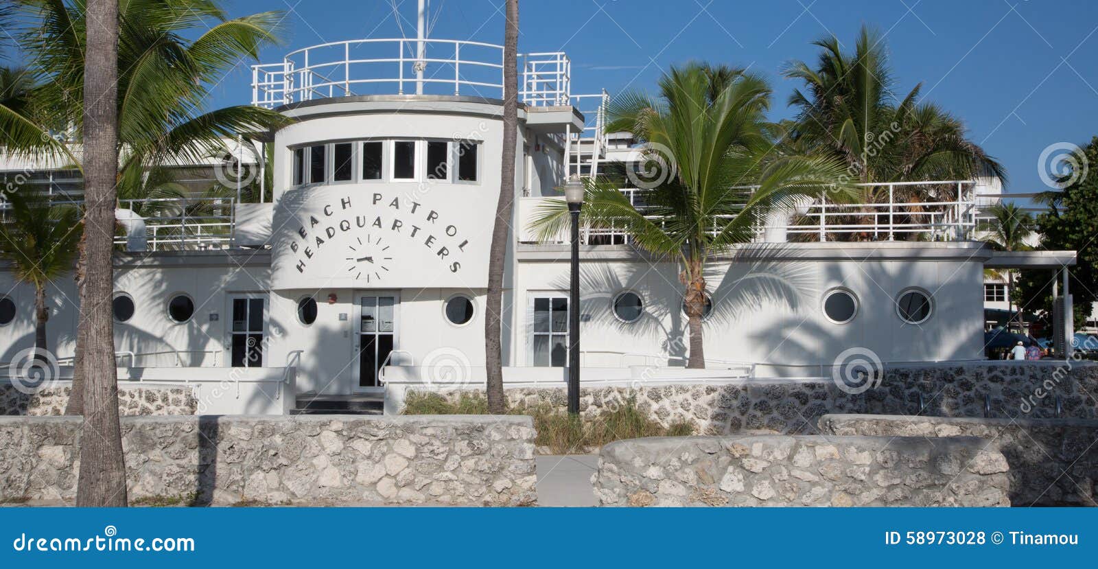 Sedi della pattuglia della spiaggia a Miami. Miami Beach, Florida, U.S.A. - agosto 2015: Edificio di Headquartes della pattuglia della spiaggia In Miami Beach c'è una spiaggia enorme, goduta di dalla gente 12 mesi l'annualmente La polizia ha una sezione speciale incaricata di perlustrazione della spiaggia