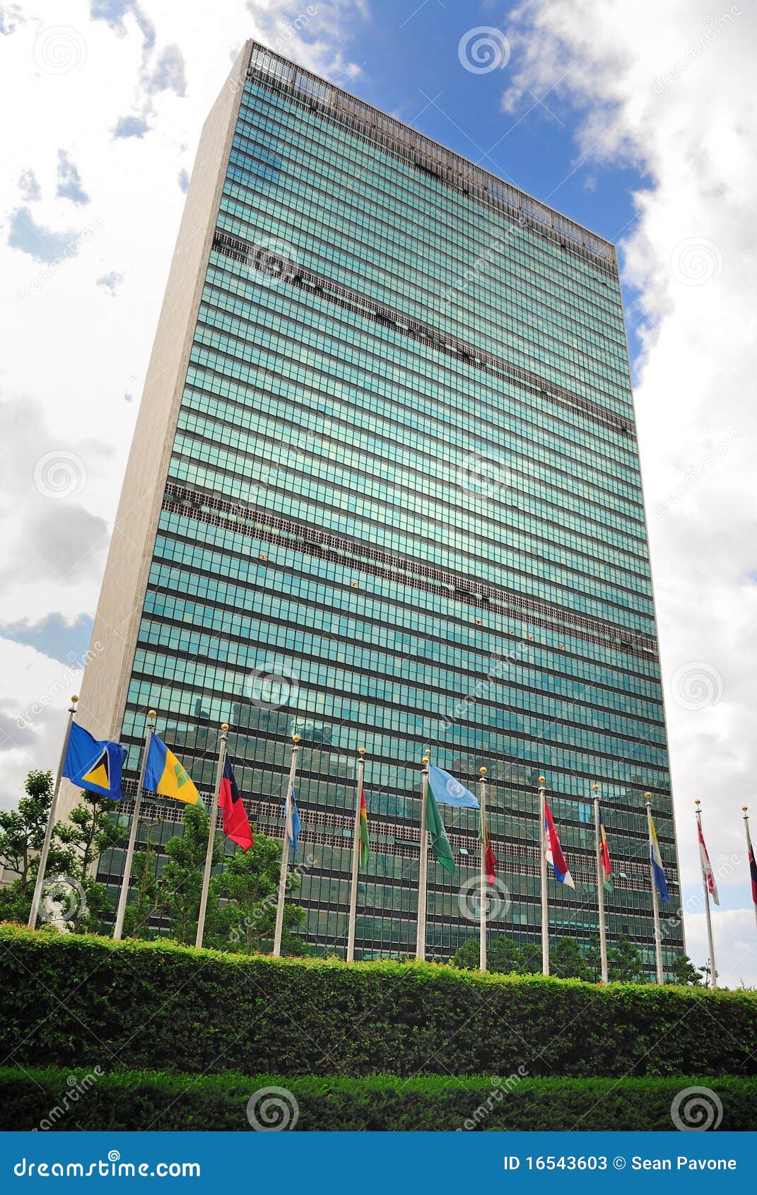L'assemblea generale delle Nazioni Unite è uno dei sei organi principali delle Nazioni Unite e quello unico in cui tutti i nazione membri hanno rappresentazione uguale. Le sedi delle Nazioni Unite è un complesso distintivo a New York City che ha servito da sedi ufficiali delle Nazioni Unite dal suo completamento in 1952. Benchè sia a New York City, lo sbarco occupato dalle sedi di Nazioni Unite è considerato territorio internazionale ed occupa 17 acri.