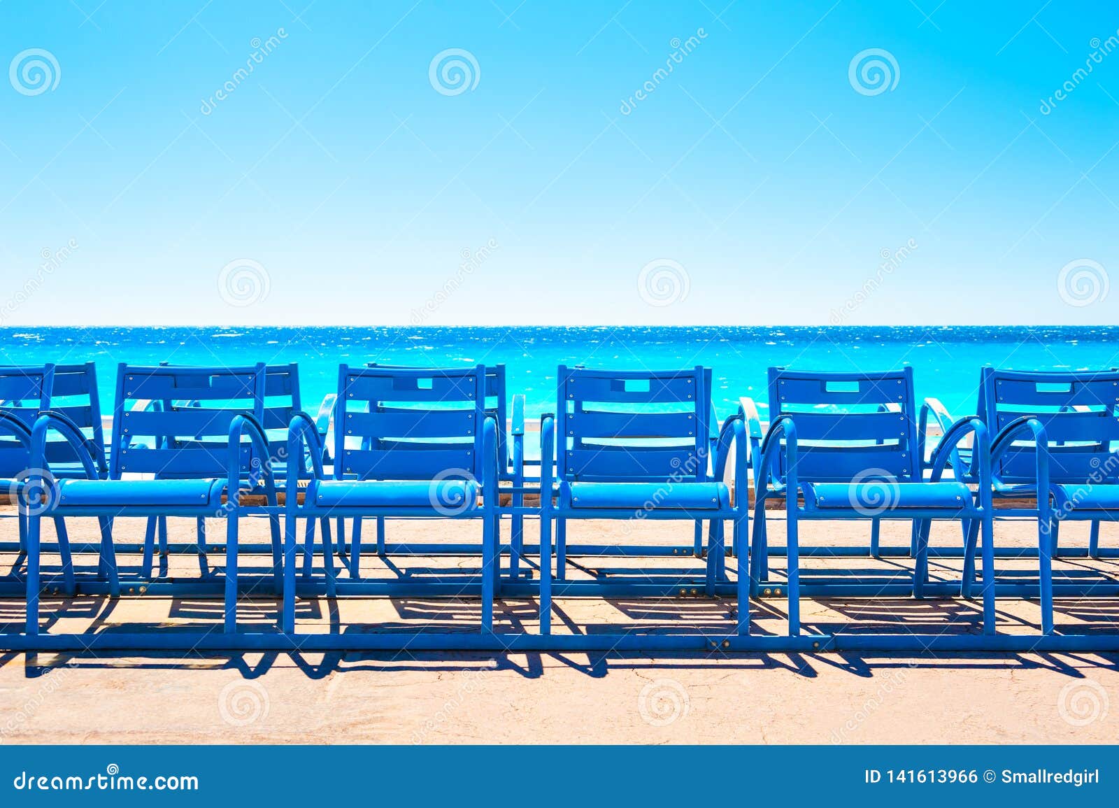 Sedie Blu Famose Su Promenade Des Anglais in Nizza, Francia Fotografia  Stock - Immagine di francia, lifestyle: 141613966