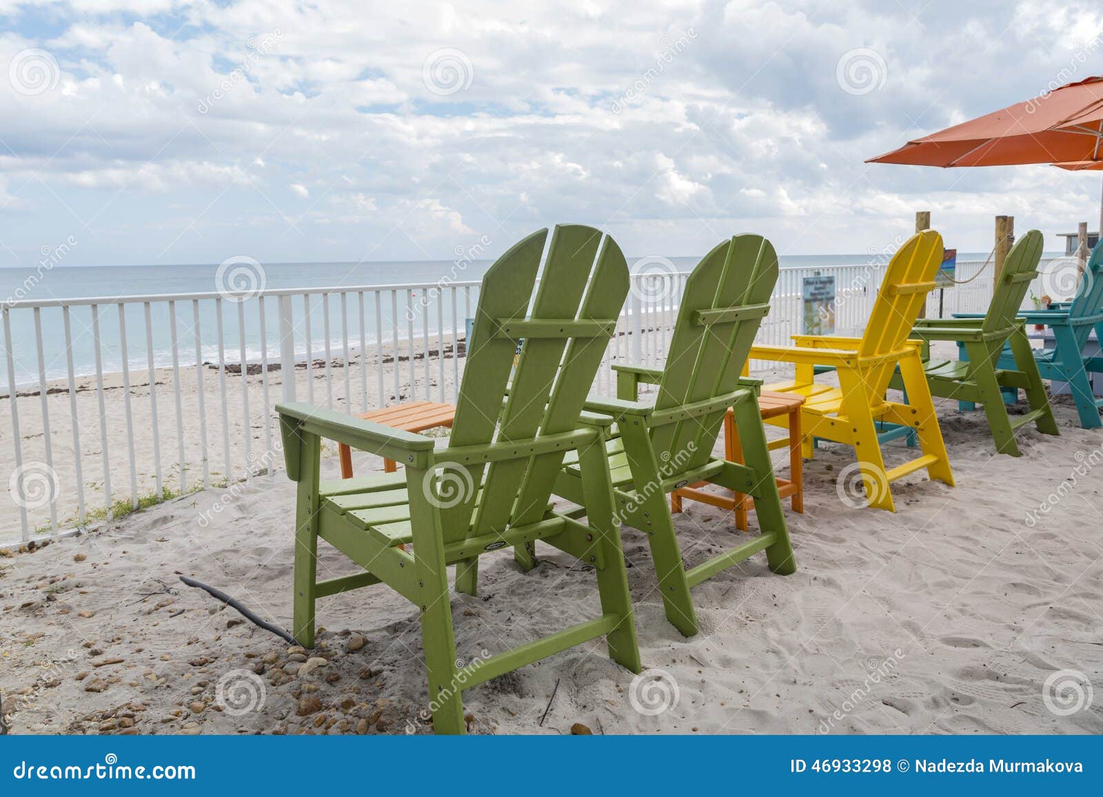 Sedie di legno variopinte sulla spiaggia a Vero Beach. Bella spiaggia e mare tropicale a Vero Beach