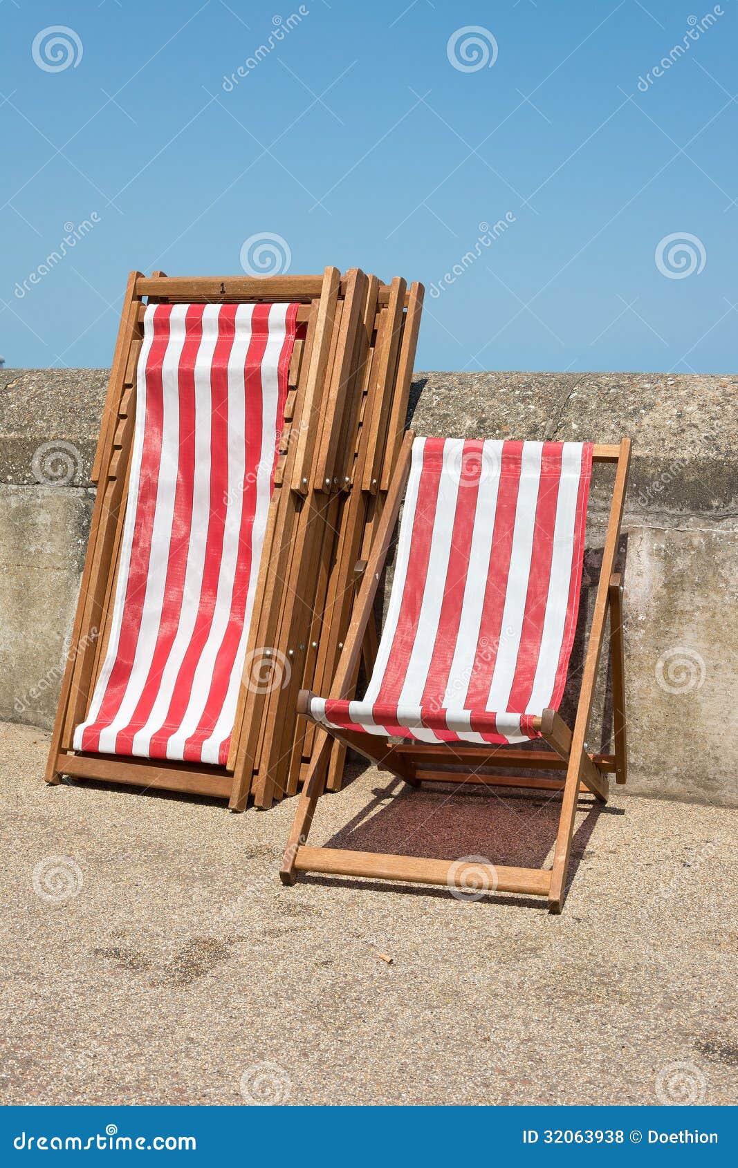 Sedie A Sdraio A Strisce Rosse E Bianche Fotografia Stock