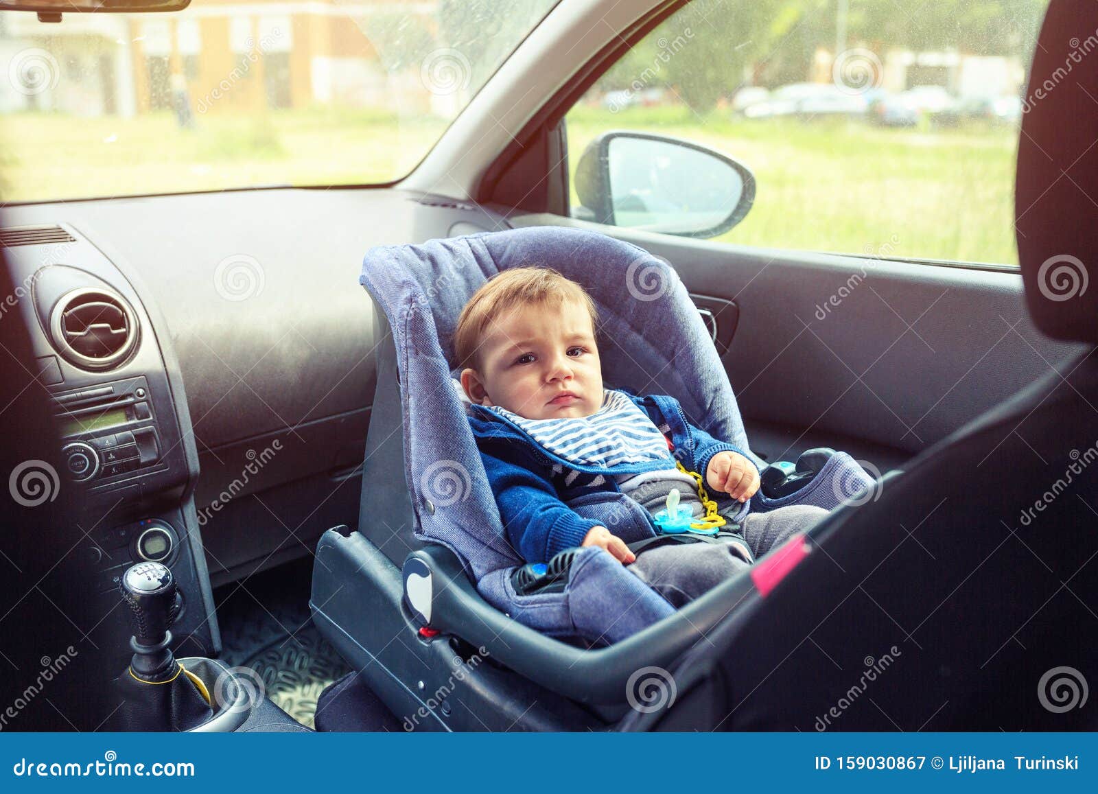 Sedile Per Bambini in Automobile Per La Sicurezza Un Ragazzo Sorridente  Seduto Su Un'auto in Sedia Di Sicurezza Protezione Dell'a Immagine Stock -  Immagine di femmina, madre: 159030867