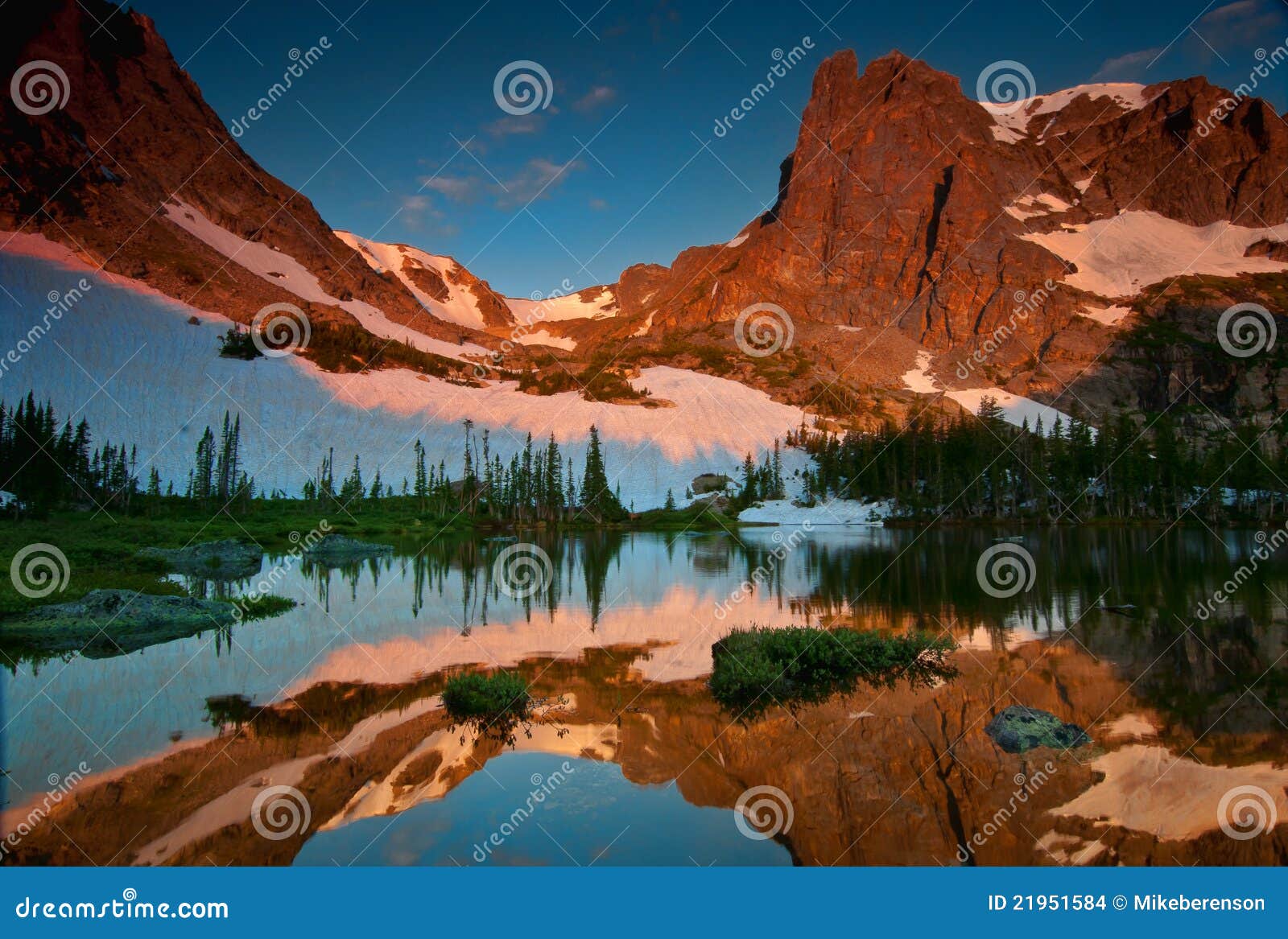 See-Helene Spiegel-Reflexion. Dieses Bild wurde am Sonnenaufgang vom See Helene genommen, nachdem ein Dunkles (3 Meile) oben vom Bear See trailhead im felsiger Gebirgsnationalpark, nahe Estes Park, Kolorado wandern.