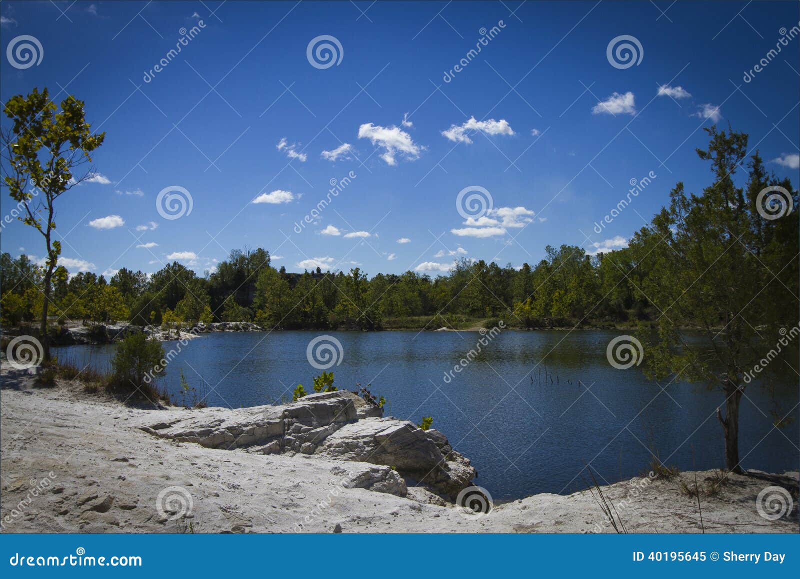 See an Klondike-Park stockbild. Bild von himmel, bäume - 40195645