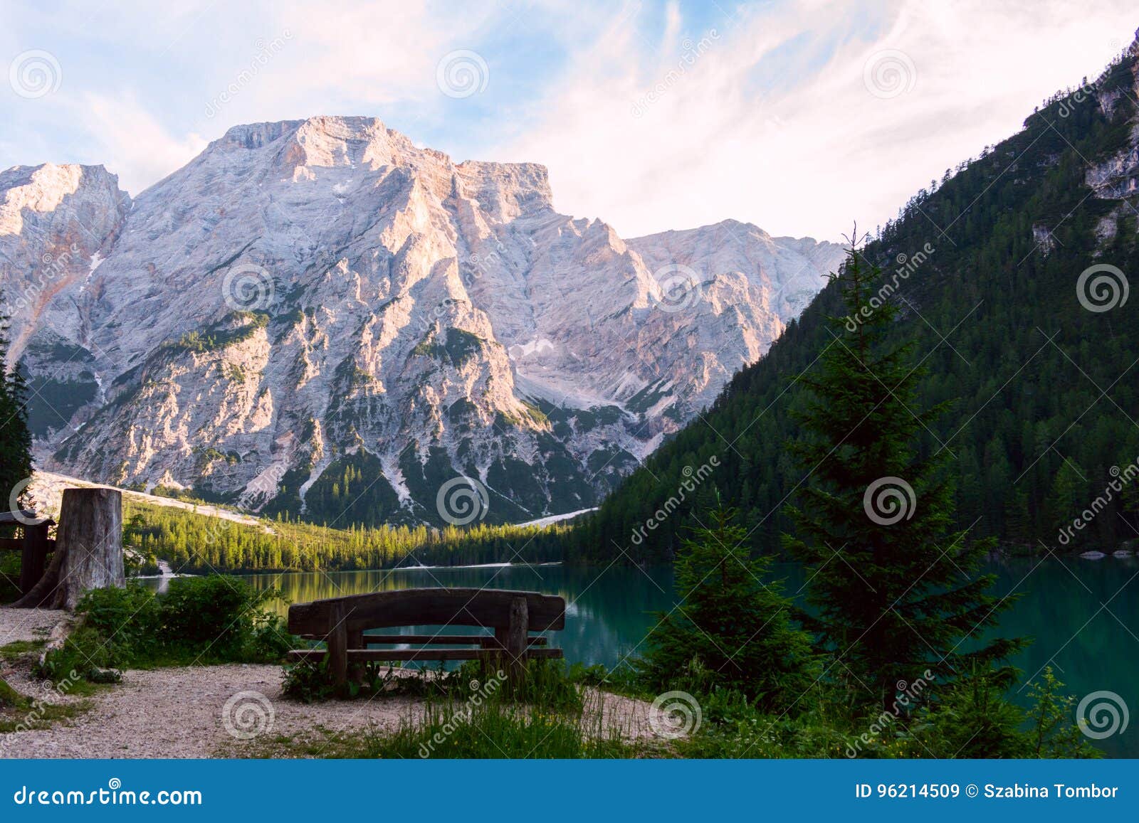 See von Braies auf den Dolomit, Italien. Hütte auf Braies See u. x28; Lago di Braies, Pragser Wildsee& x29; in Dolomiti Bergen und Seekofel im Hintergrund, Sudtirol, Italien