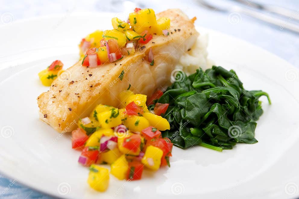 Seebarsch Mit Mangofrucht-Salsa Stockfoto - Bild von mahlzeit, frucht ...
