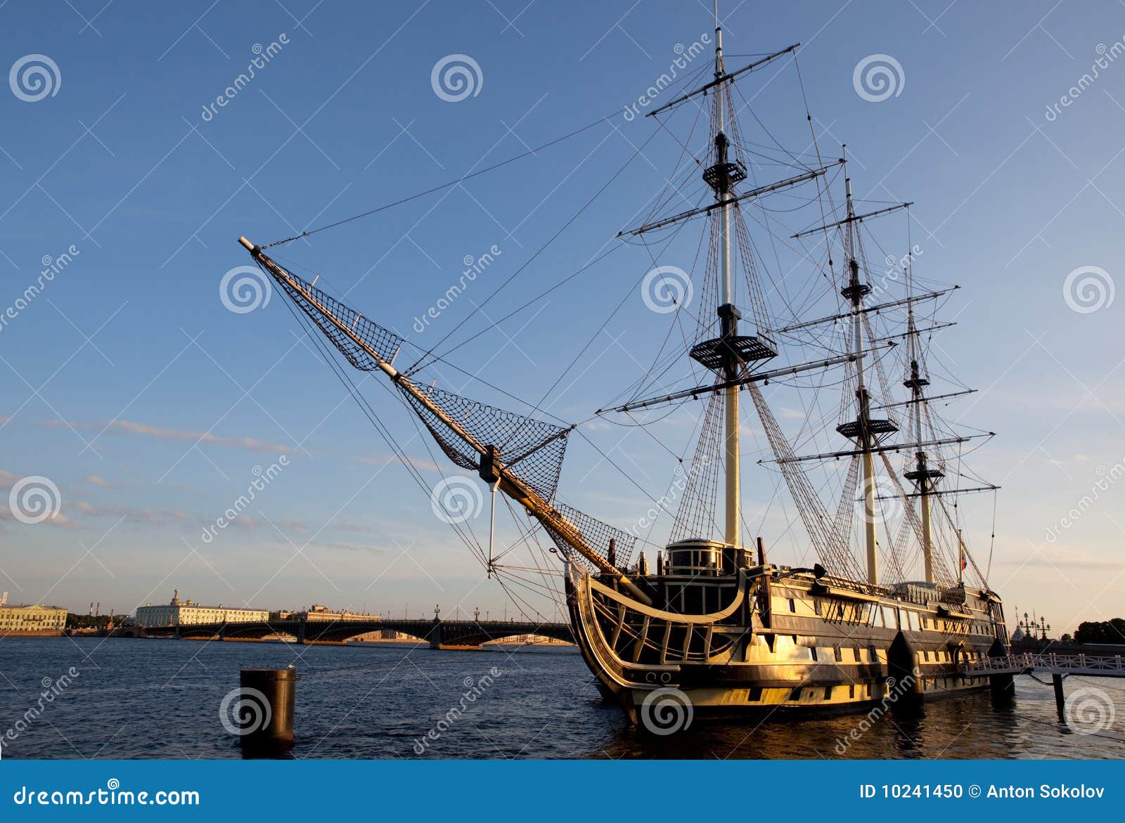 Segelnlieferung. Segelnlieferung im Hafen, St Petersburg