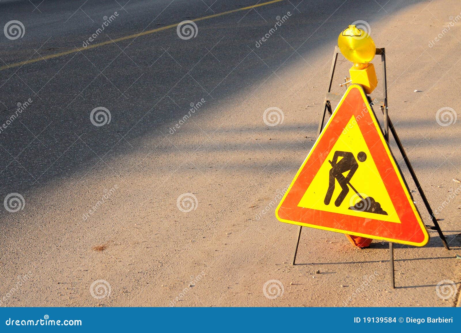 Sognare Strada Con Lavori In Corso Segnale Stradale Di Lavoro In Corso Fotografia Stock - Immagine di
