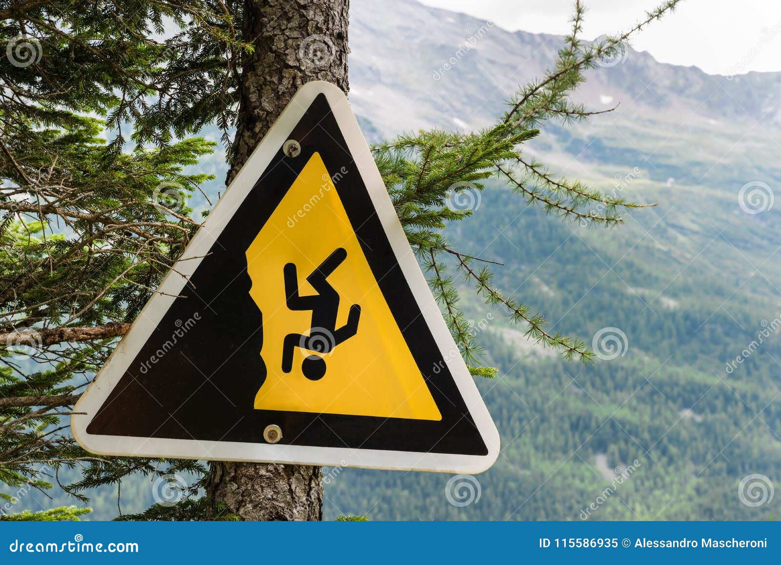 Какие основные опасности в горах. Знаки опасности в горах. Предупредительные знаки в Альпах. Знак осторожно обрыв в горах. Знак опасно обрыв.