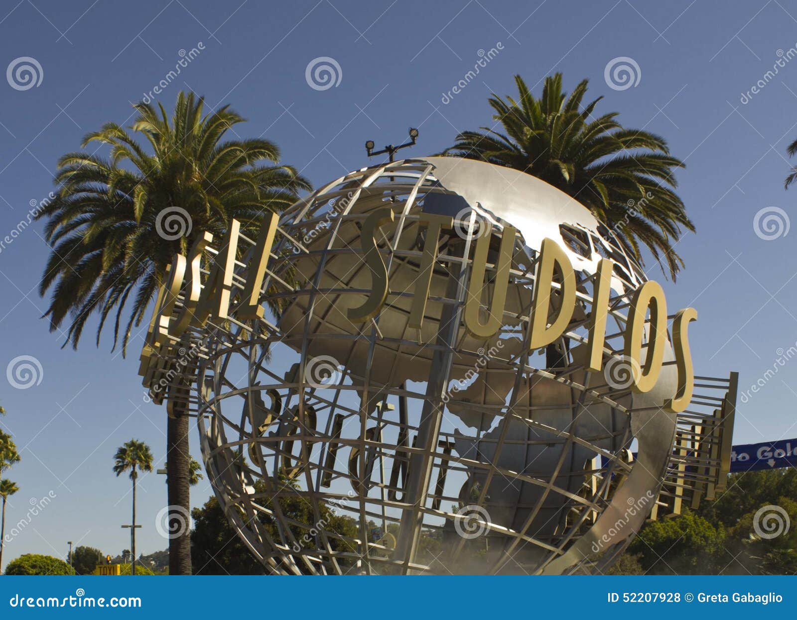 LOS ANGELES, CALIFORNIA - 17 AGOSTO 2013: Segno di Hollywood degli studi universali all'entrata del parco di divertimenti, suroounded dalle palme